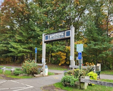 Trailhead and parking at Hamden CT